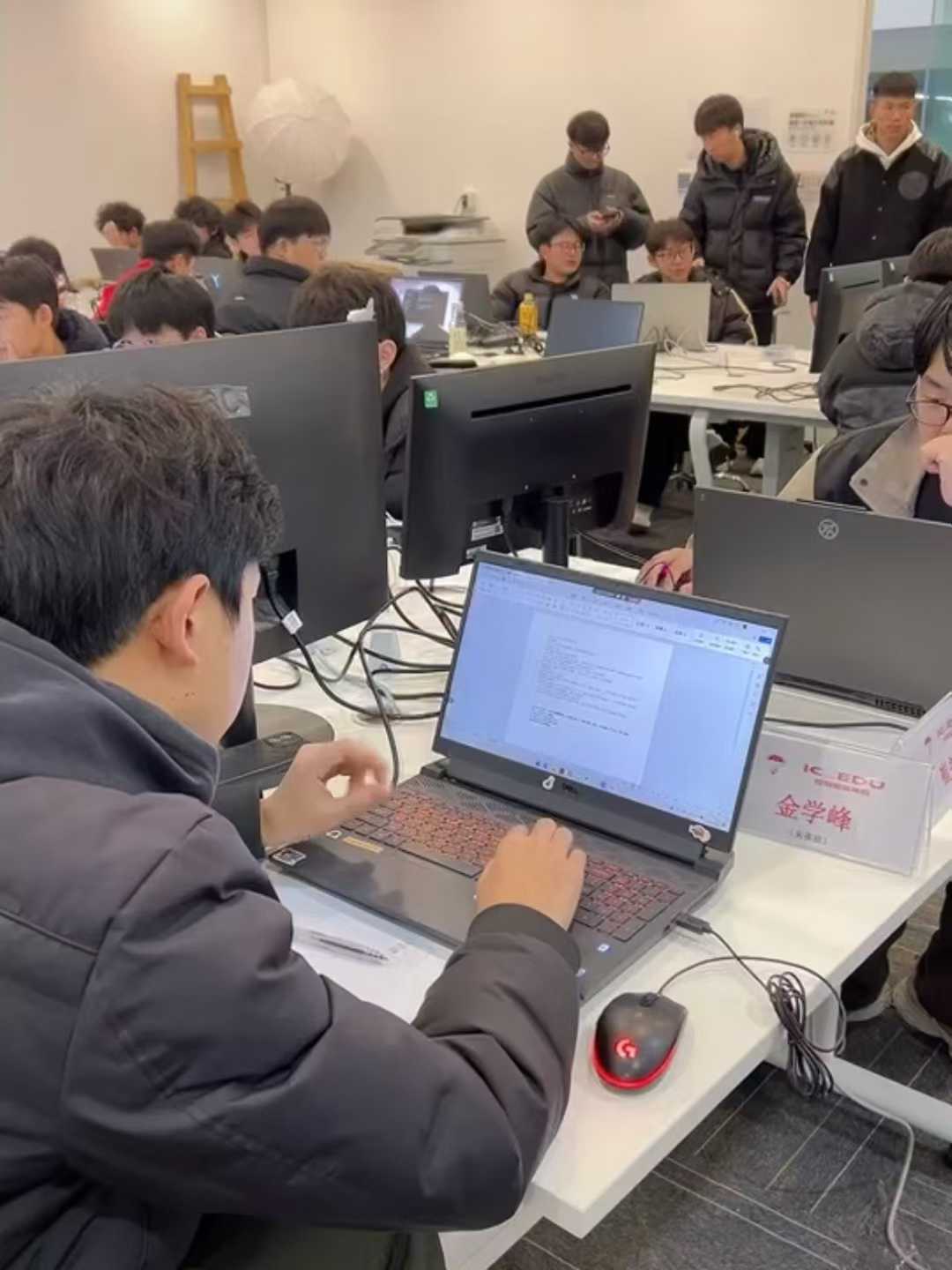 FPGA实战PK赛现场紧张编程环节