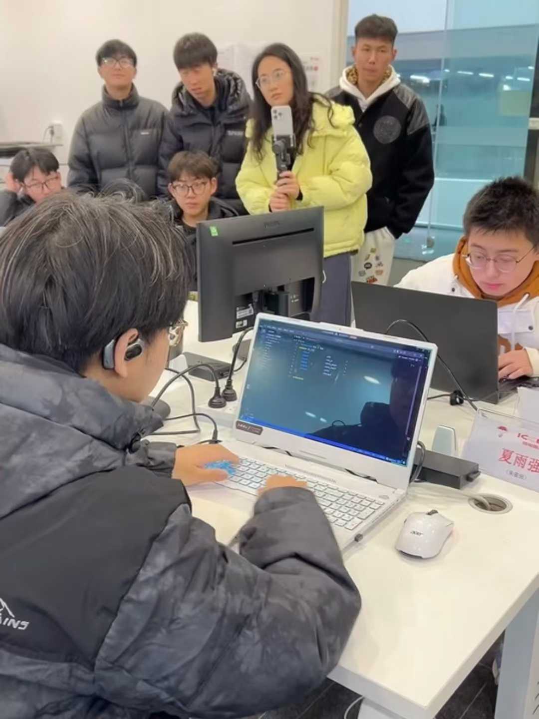 学员进行结业项目答辩与技术展示